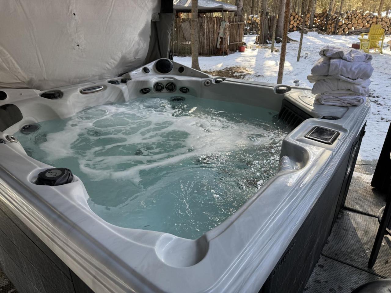 Rustic Cozy Cabin With Hot Tub Bragg Creek Exterior photo