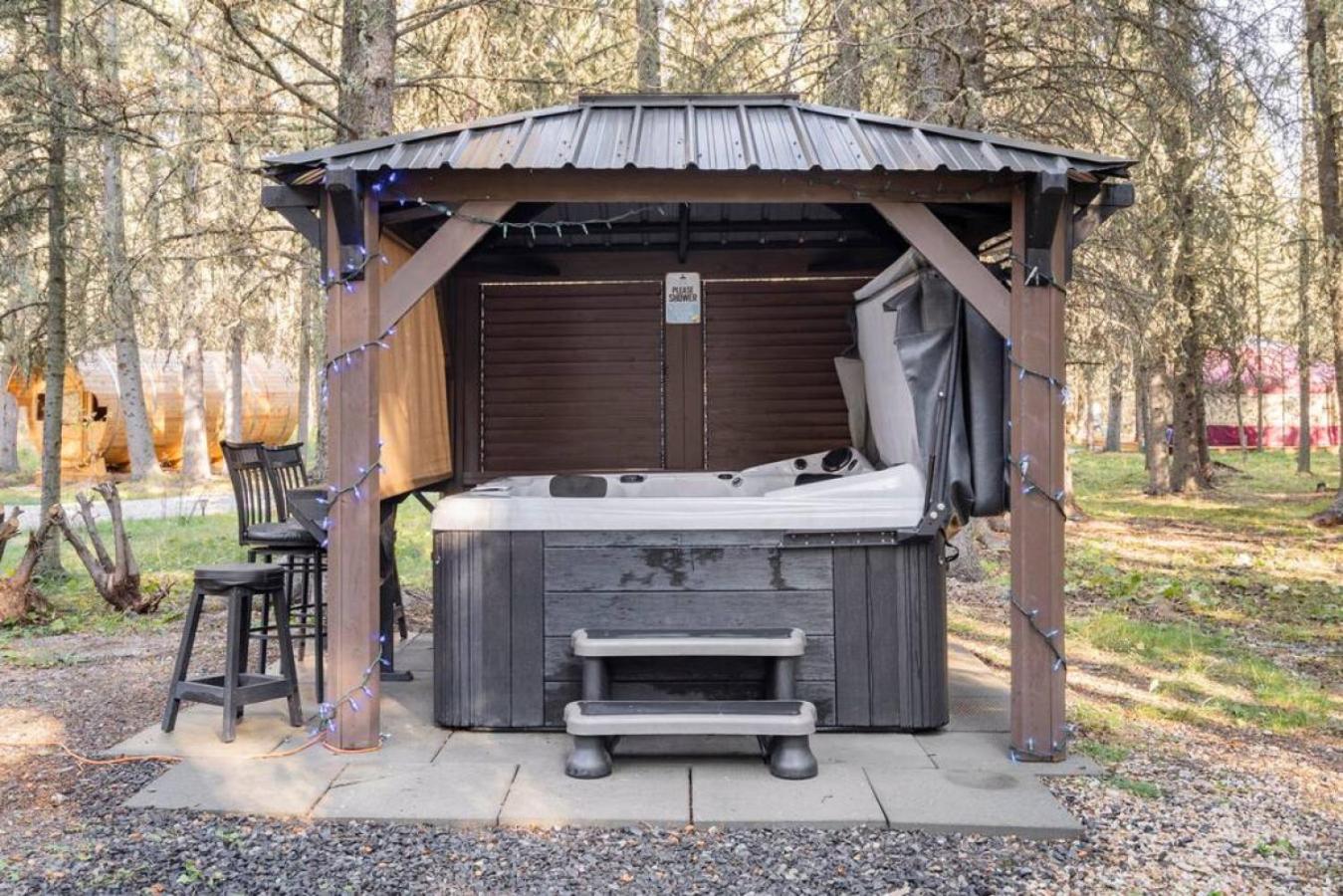 Rustic Cozy Cabin With Hot Tub Bragg Creek Exterior photo